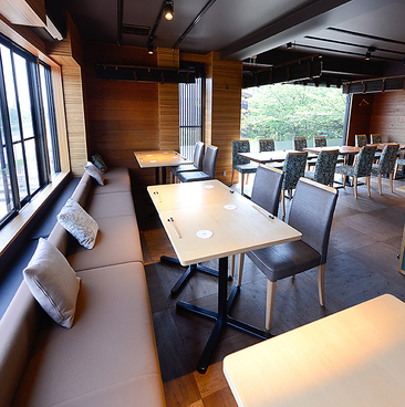 おばんざいと焼き鳥 まんざら団栗橋 河原町鴨川沿いの雰囲気1