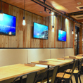 店内の壁にはSDGsへの取り組みとして、再利用したガラス瓶を埋め込んだデザインが施されています。ここでしか味わえない特別な時間を、ぜひお楽しみください。