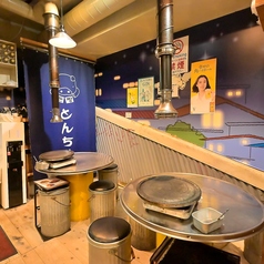 どこか懐かしく、賑やかな韓国の夜をイメージさせる空間です。明るいイエローのドラム缶テーブルが店内のアクセントになり、ポップな雰囲気を演出しています！モニターも設置あり♪カジュアルなデートや、友人との飲み会にぴったりの、心躍る一軒です★