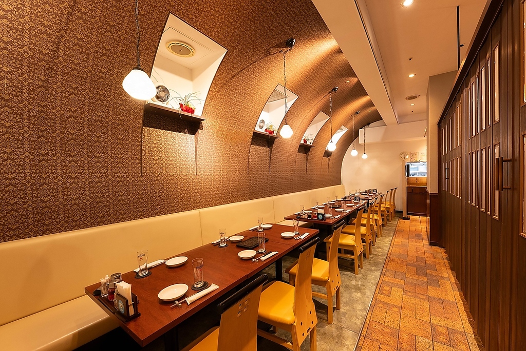 白を基調として洋風のデザインを取り入れた、モダンで落ち着ける店内。