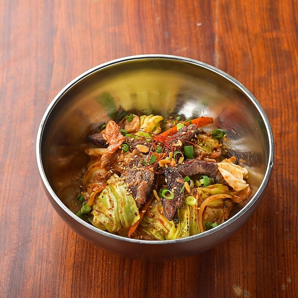 ジューシーな牛カルビ丼！香ばしいタレがご飯と絶妙に絡む◎ボリューム満点で、満足感抜群の一品♪