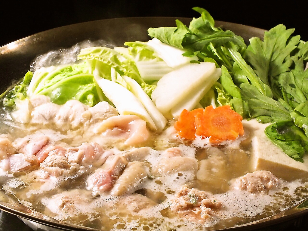 ◆鶏ガラとあごのダブルで旨味がたっぷりのお出汁で食す、天草大王水炊き。一人前2200円