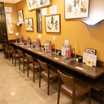 お一人様のランチ、一人飲みにぴったり！気軽なカウンター席は6席ご用意。「赤のれん」のモットーは「安くて旨くて活気」。既製品を扱わず、職人が作る料理がウリです。ランチも気軽にどうぞ！