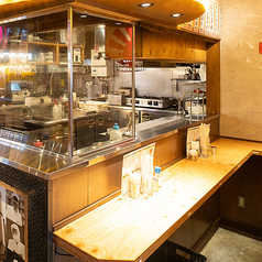 同僚とのサク飲みはもちろん、気取らない大人のお食事デートにもご利用いただけます。カウンター席は目の前が厨房なのでライブ感が味わえて大人気◎
