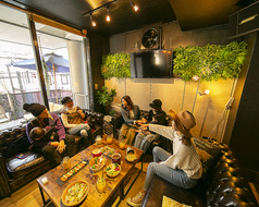 全席ソファ席！歓迎会、送別会や誕生日パーティーにぴったりのVIPルームです。非常に人気のお席ですので、ご希望の場合はぜひお早めにご予約を♪※壁・扉はございますが、ガラス扉越しにテラス席と直結しています。