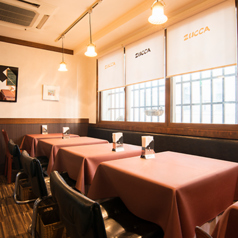 温かみある雰囲気の中で、気取らずゆったり、お料理とお酒をお楽しみください。