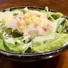 サーモンと温玉のシーザーサラダ