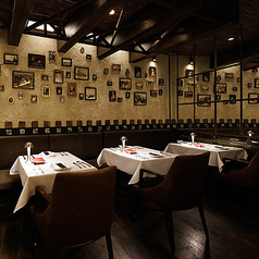 ゆったりとくつろげるテーブル席は、広々としており快適にお過ごしいただけます。お席が広いため、デートや少人数での食事で、リラックスして会話を楽しみたいお客様におすすめです。