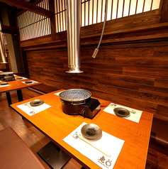 【1F焼肉御席4名様迄】1階フロア4名様迄ご利用頂ける焼肉専用席をご用意。大切な友人やご家族との食事に最適な落ち着いた空間で選りすぐりの焼肉とホルモンを存分に楽しめます。お席に限りがございますので ご希望の際はお電話にてお問合せください。