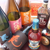 カウンターの上には、珍しい焼酎から定番までずらり。あなたのお好みがきっと見つかる♪
