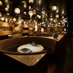 広めのテーブルでゆったりお食事を楽しめる、2名様用のお席をご用意しております。