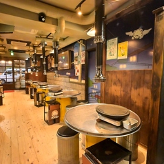 壁に貼られたレトロなポスターや看板が、韓国の路地裏にある名店のような情緒を感じさせます！各テーブルに設置された本格的な石板と、その真上に伸びる排煙ダクトは、美味しいお肉が焼ける期待感を高めてくれます♪仕事帰りの一杯に最適なパワースポットです◎