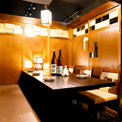 好立地なのでお仕事帰りや終電間際まで愉しみたい方にも最適です◎落ち着いた和の空間で、旬の食材をたっぷり使用した逸品料理の数々をご堪能くださいませ。ご人数に合わせて快適なお席へご案内致します。少人数様から団体様までご対応可能な幅広い個室を完備しております！