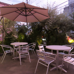 四季の移ろいを感じながら食事ができるテラス席。ご家族でのお食事や、グループでのランチに最適です。心地よい自然の光と風を感じる空間で、心も体も満たされるお食事をお楽しみください。