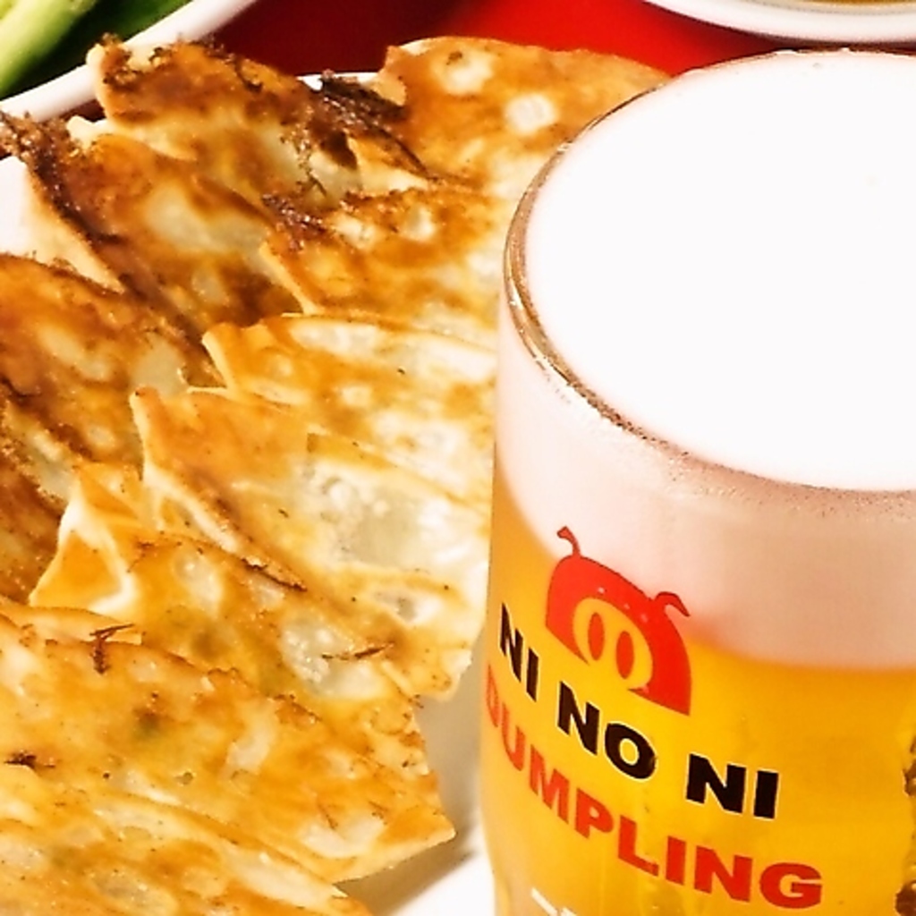 外はパリッと中は肉汁溢れる当店自慢の名物餃子☆キンキンに冷えた生ビールを片手に至福のひとときを