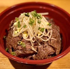 メニューはハラミ丼が1200円～！大盛り可能です。