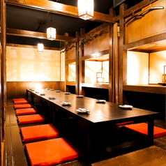 宴会の幹事様に大変ご好評！全席個室の為、皆様のニーズにも幅広く対応できる個室をご用意しております。落ち着いた和のプライベート空間で素敵なお時間をお過ごしください♪温かみのある個室のお席。美味しいお料理と美味しいお酒を楽しみながら素敵なお時間をお過ごしください。