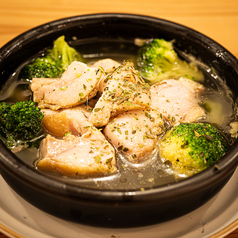 燻製チキンのアヒージョ