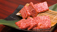 食材のおいしさを引き立てる自家製のつけダレもご用意しました。口の中でとろける、厳選したA5ランクの国産黒毛和牛を中心に素材にこだわった食材を惜しみなく使用。