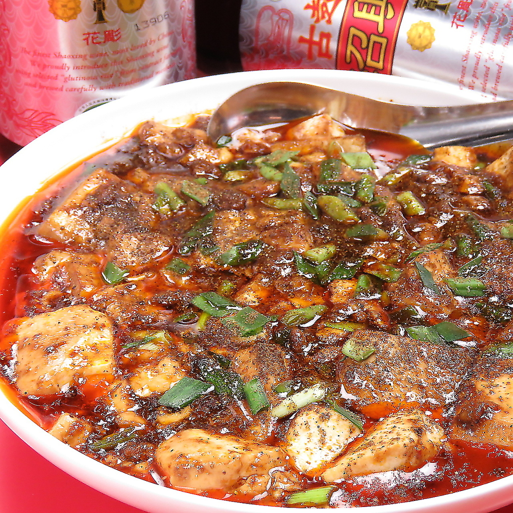 シビれる辛さがクセになる♪本場スパイスを効かせた絶妙な辛さ。「激辛四川麻婆豆腐」をお酒と共に。