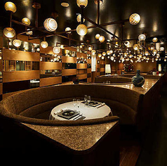 円卓のテーブルは、友人とのお食事やランチなど気軽にご利用いただけるお席です。