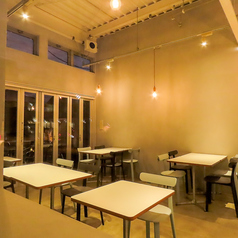 ご家族やご友人とのお食事に最適な4名様用テーブル席。季節の料理を囲みながら、会話が弾む和やかなひとときをお過ごしいただけます。お子様連れでも安心してお食事をお楽しみください。