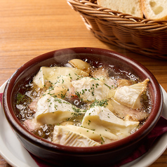 アヒージョ（カマンベール・きのこ）［バケット付］