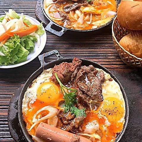 夜は本格ベトナム料理、昼はラーメンなどのランチもやっているお店です◎