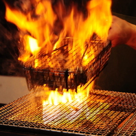 部位ごとに味つけをアレンジ！銘柄国産鶏の籠焼きを堪能