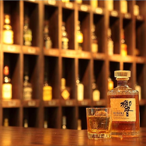 Barで楽しむ本気の和洋創作料理。 和と洋の多彩な料理とお酒が自慢。