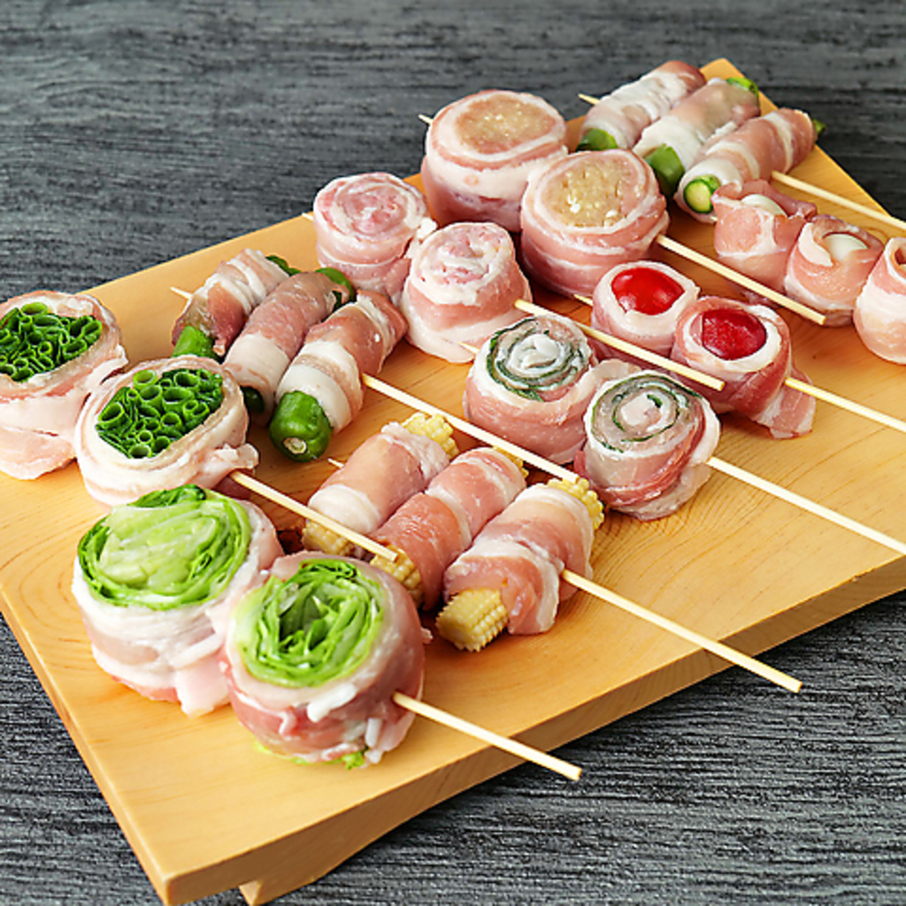 自慢の野菜巻き串！ジューシーな肉の香ばしさとシャキッとした野菜の食感が織りなす贅沢な味わい！