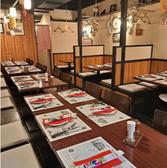 1階のテーブル席は、店内の活気を感じながら食事を楽しめる開放的な空間です。明るい照明と木の温かさが調和し、初めての方でも自然とくつろげる雰囲気が広がります。気軽な食事はもちろん、仕事帰りの一杯や友人との集まりなど幅広いシーンに対応。利用しやすさと居心地の良さが魅力の人気席です。