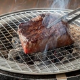 ひだやでは、備長炭を入れた七輪で焼いてお召し上がりいただきます！炭には遠赤外線効果もあり、中までふっくら焼き上げていただくことができますので肉厚のお肉もしっかりと焼き上げることができます◎肉本来の味を引き出す炭火で是非お楽しみ下さい！