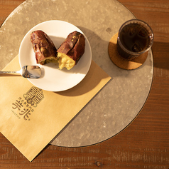 お一人でも気兼ねなく過ごせるカウンター席から、2～4名様向けのテーブル席まで幅広く完備。仕事の合間や休憩にも立ち寄りやすい、落ち着いた空間が魅力です。ナチュラルで柔らかな内装が居心地の良さを引き立て、日々の暮らしに溶け込むようなくつろぎのひとときを提供いたします。