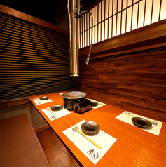 【1F焼肉御席6名様迄】1階フロア落ち着いた空間でゆったりと焼肉を楽しめる6名様迄の焼肉専用席をご用意。大切な方とのお食事やご家族でのご利用にもおすすめです。こだわりの焼肉と新鮮ホルモンを心ゆくまでご堪能ください。お席に限りがございますので ご希望の際はお電話にてお問い合わせください。