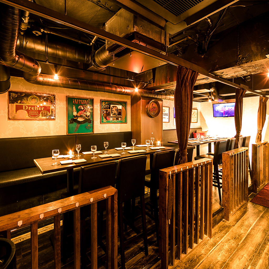 新宿の喧騒を忘れさるかのような上品で優雅な半個室