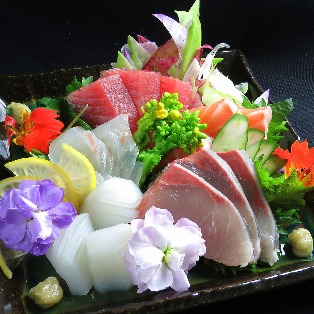 "豪華お造り盛り合わせ"徳島の新鮮なお魚の旨味を愉しめる！肉厚な旬鮮魚の刺身盛りは"花菜"名物♪