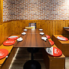 2階のテーブル席はグループ利用にぴったりの空間設計。テーブル同士の間隔も広めに取られており、隣を気にせず食事を楽しめます。