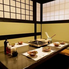 掘りごたつの個室では、くつろぎながら美味しい料理を味わえるのが嬉しいポイントです◎温かみのある和の雰囲気が心地よく、落ち着いた雰囲気を演出します♪リラックスしながらの食事や会話にもぴったりなため、特別なひとときをより一層引き立てる場所です！掘りごたつの席で、心安らぐ和の時間をお楽しみください★