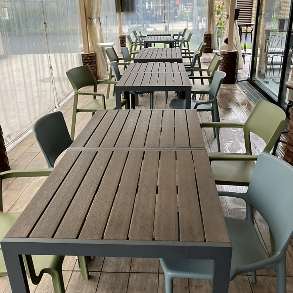 テラス席は広々30席！ゆったりくつろげるリラックス空間で当店自慢の薪火料理をお楽しみください◎