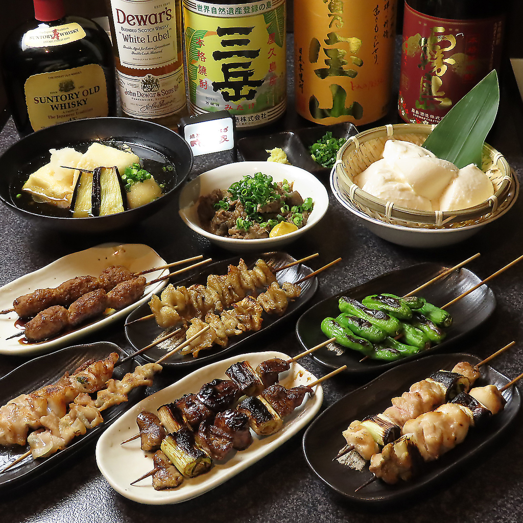 焼き鳥8種やどて焼き、刺身盛り、揚げだし豆腐など6品の90分飲み放題コース6000円(税込)も人気です。