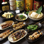 焼き鳥8種やどて焼き、刺身盛り、揚げだし豆腐など6品の90分飲み放題コース6000円(税込)も人気です。