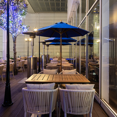 【2~4名様向け】“夜景を楽しめるテラス席”LAPIS BLEU TOKYOの開放的なテラス席は夜になるとライトアップされた有楽町の夜景を存分にお楽しみいただける特等席。夜風を浴びながら食べる絶品のディナーと、マリアージュを愉しめる厳選ワインに酔いしれる夜をお過ごしください。