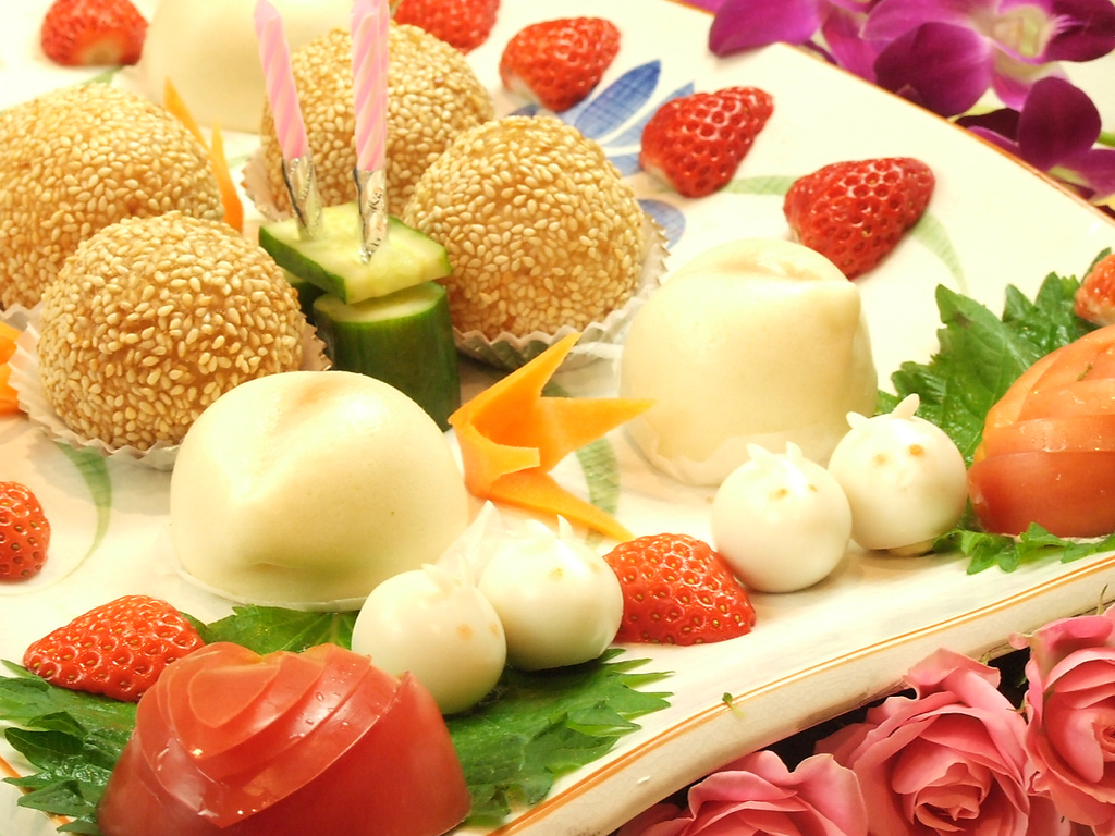 誕生日や歓送迎会などお祝いごとに…事前の予約で、中国伝統のデザート盛り合わせサービス♪