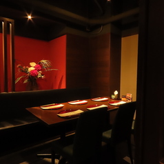 プライベート宴会や接待などの最適な6名個室！ロールスクリーンを上げ、テーブルを繋げると12名までご案内可能です。