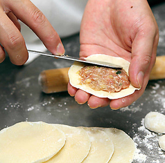 手作り特製餃子！注文を受け、包み焼き上げます♪