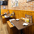 入口に近く、明るい印象の1階席は、仕事帰りの一杯やランチ利用にも便利な立地。店内全体が見渡せる開放的な空間で、会話も弾みやすいのが特徴です。
