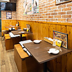 入口に近く、明るい印象の1階席は、仕事帰りの一杯やランチ利用にも便利な立地。店内全体が見渡せる開放的な空間で、会話も弾みやすいのが特徴です。