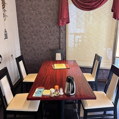 4名様がご利用できる半個室のお席もございます♪周囲を気にせずちょっとした集まりに使いたい、プライベートを重視できるお席で楽しみたい等、幅広いシーンにご利用いただけます◎積もる話をしたい女子会やママ友会、会社の同僚との飲み会にもぴったり！食べたいお料理をアラカルトで頼み、単品飲み放題をオーダーしても◎