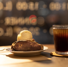 カフェタイムを格上げする、落ち着きあるテーブル席。開放感あふれるモダンな空間で、日常を忘れる贅沢なひとときをお過ごしください。店内は全面禁煙で、清潔感と心地よさを徹底。さらに、心地よい風を感じられるテラス2席も完備。開放的な外の空気と共に、心安らぐ時間を提供いたします。